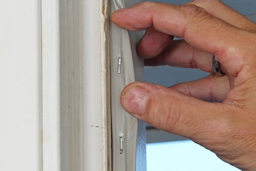 Montering av tetningslister med stifter: Listen sitter fast, og trekker du den ytterste vingen ut og slipper, vil den folde seg sammen igjen Montering av tetningslister med stifter: Listen sitter fast, og trekker du den ytterste vingen ut og slipper, vil den folde seg sammen igjen